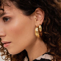Boucles d'oreilles Dionée créoles à puce martelées dorées Hersée Hersée Paris 9